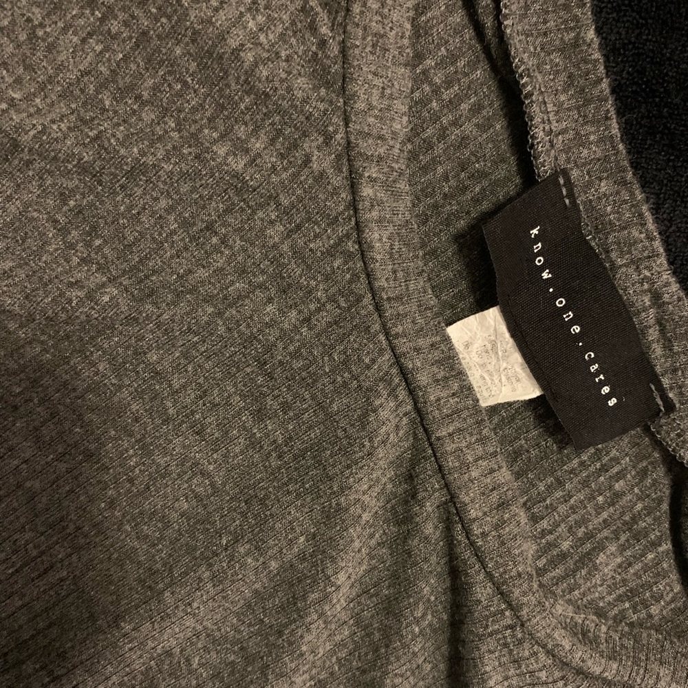 BUCKLE Ribbed Crop Top - Picture 4 of 4